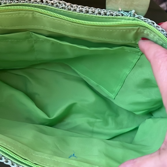 Vintage Green Basket Weave Style Bag with wooden handles & crochet top and base - Picture 5 of 8